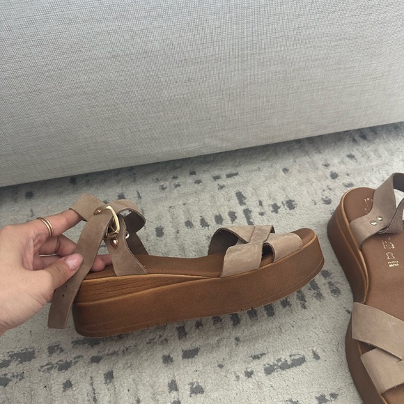 Women's Tan Platform Sandals - Picture 4 of 4